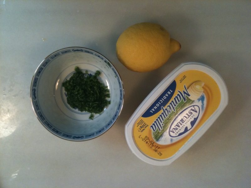 Perejil, limón y mantequilla para la salsa
