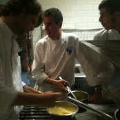 Mauricio, Lluís y Roger preparando la salsa