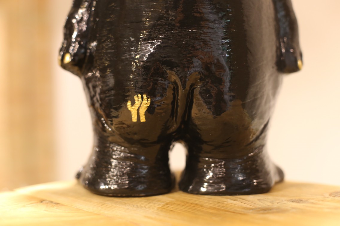 Detalle del logo del Mano Rota en el rinoceronte de Ornamenta